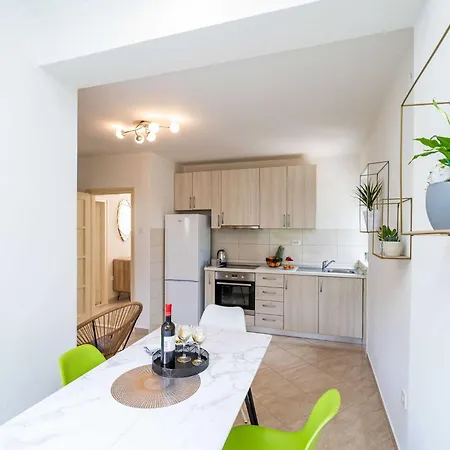 Ding Dong - Two Bedroom With Balcony *