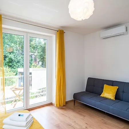 Ding Dong - Two Bedroom With Balcony Apartment *