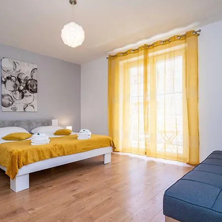 Ding Dong - Two Bedroom With Balcony Apartment *