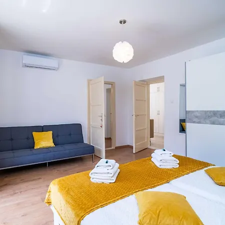 Ding Dong - Two Bedroom With Balcony