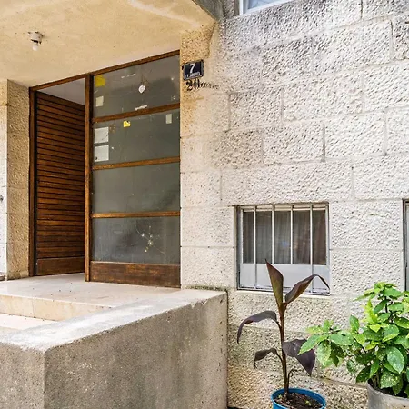Ding Dong - Two Bedroom With Balcony Apartment