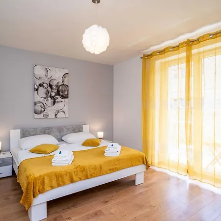 Ding Dong - Two Bedroom With Balcony *