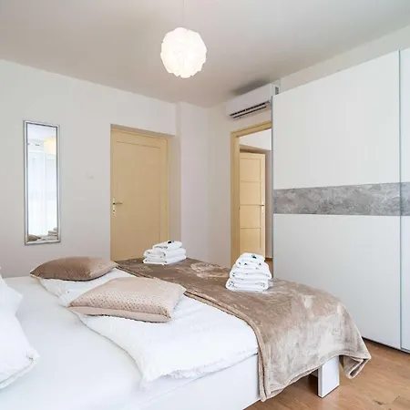 Ding Dong - Two Bedroom With Balcony