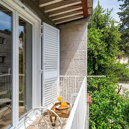 Ding Dong - Two Bedroom With Balcony *